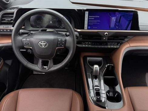 Used 2025 Toyota Crown Signia Limited w/ Advanced Technology Package image 13