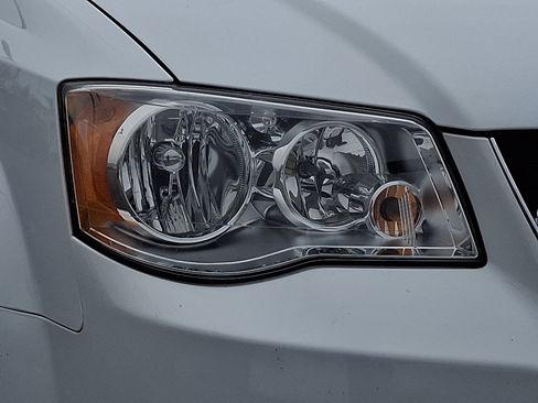 Used 2019 Dodge Grand Caravan SE image 9