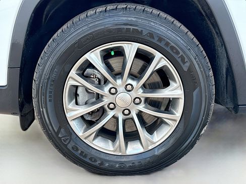 Used 2019 Jeep Cherokee Latitude Plus w/ Comfort/Convenience Group image 39