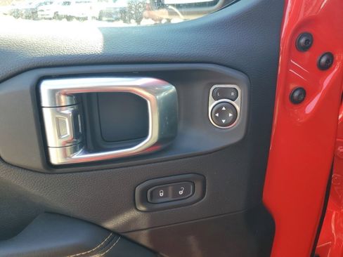 Used 2025 Jeep Wrangler Unlimited Sahara image 9