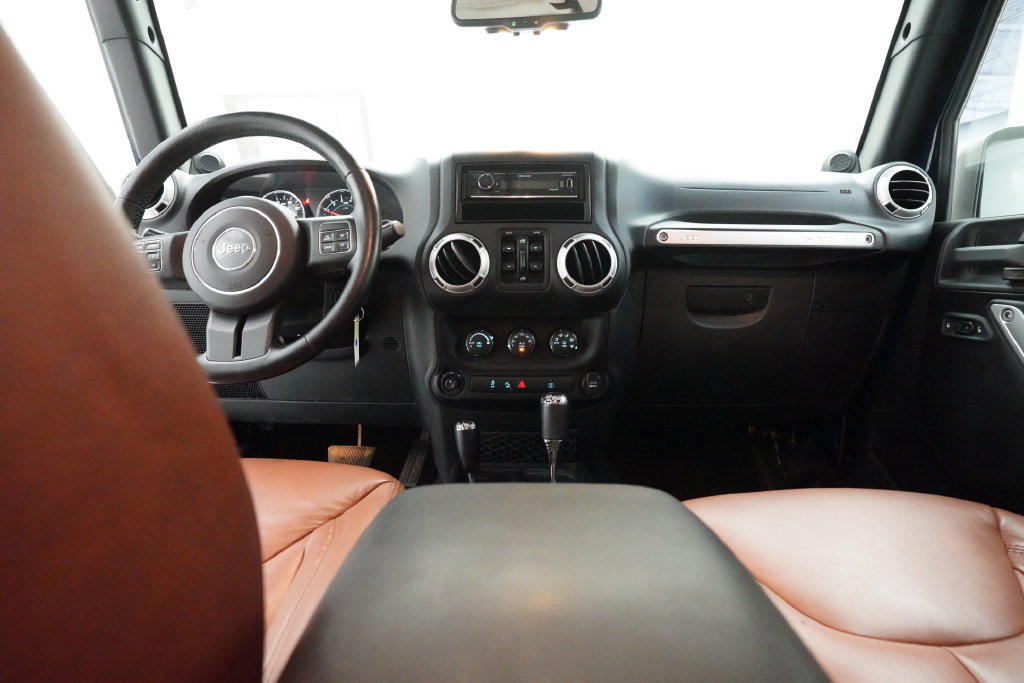 Used 2013 Jeep Wrangler Unlimited Sahara w/ Connectivity Group AWD/4WD image 5