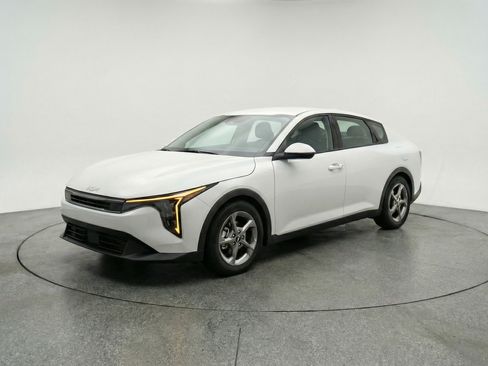 Used 2025 Kia K4 FWD image 3