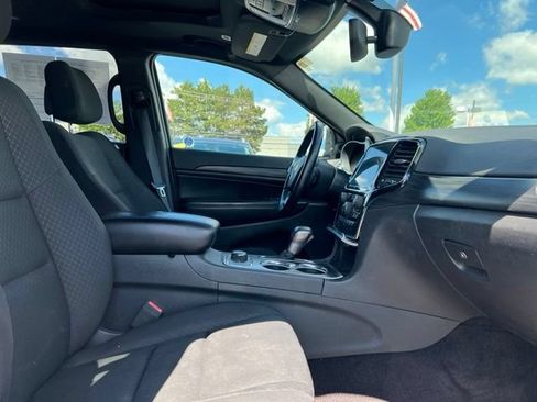 Used 2019 Jeep Grand Cherokee Laredo AWD/4WD image 14