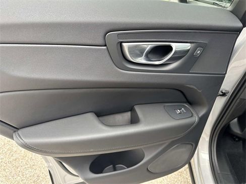 Used 2024 Volvo XC60 B5 Core image 10