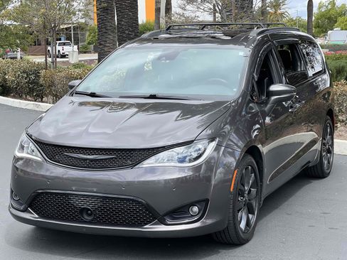 Used 2019 Chrysler Pacifica Limited w/ Advanced Safetytec Group FWD image 14