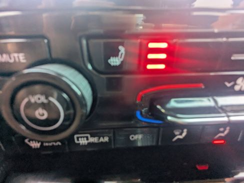 Used 2025 Jeep Grand Cherokee Altitude image 26