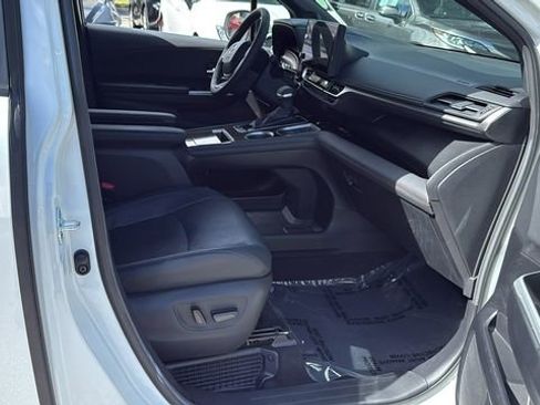 Used 2025 Toyota Sienna Limited image 13