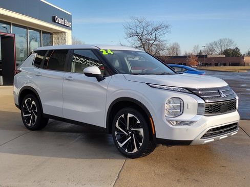 Used 2024 Mitsubishi Outlander SE image 3