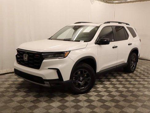 Used 2025 Honda Pilot TrailSport image 3