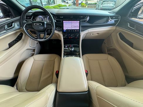Used 2023 Jeep Grand Cherokee Limited w/ Luxury Tech Group II AWD/4WD image 2