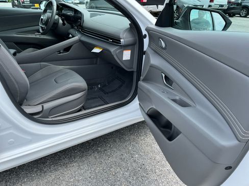 Used 2025 Hyundai Elantra SEL FWD image 30