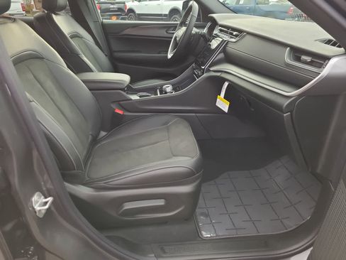 New 2025 Jeep Grand Cherokee Altitude image 22