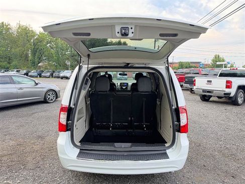 Used 2016 Chrysler Town & Country Touring FWD image 6