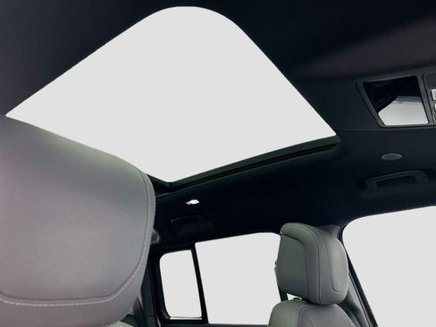 Used 2023 Land Rover Defender 110 X-Dynamic SE image 17