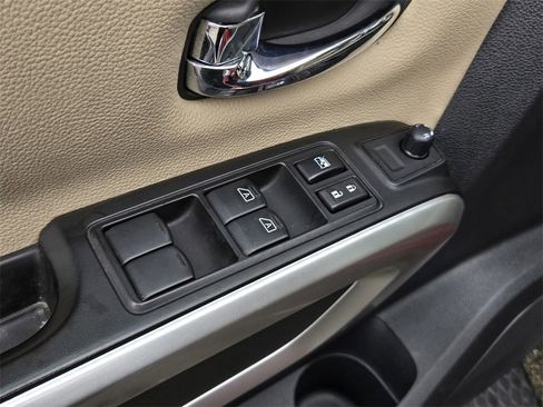 Used 2019 Nissan Titan SV w/ SV Convenience Package image 12