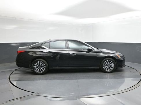 Used 2025 Nissan Altima 2.5 SV image 11