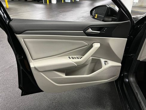 Used 2021 Volkswagen Jetta SE w/ SE Cold Weather Package image 15