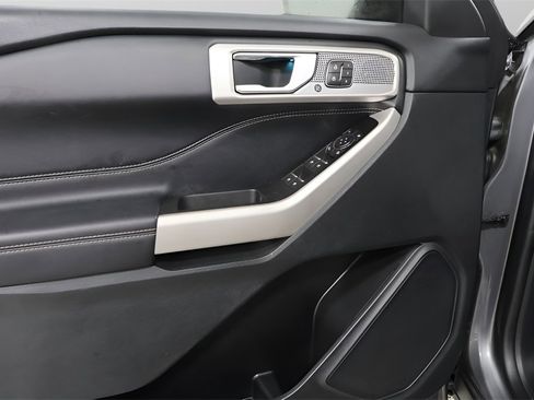 Used 2022 Ford Explorer Limited image 22
