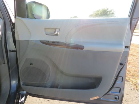 Used 2013 Toyota Sienna Limited image 32