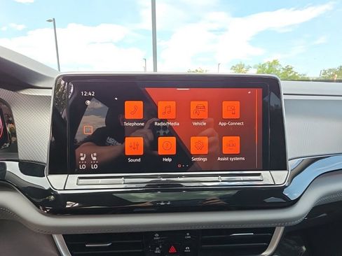Used 2024 Volkswagen Atlas Peak Edition SE AWD/4WD image 17