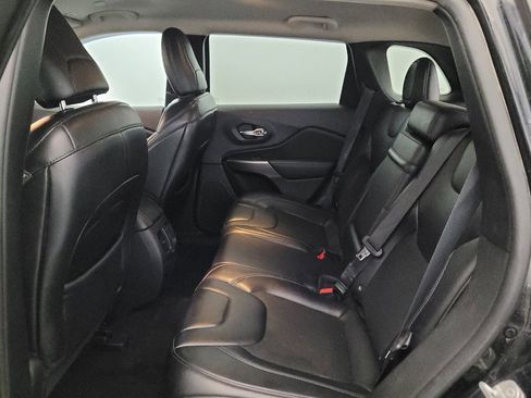 Used 2019 Jeep Cherokee Latitude Plus w/ Cold Weather Group AWD/4WD image 18