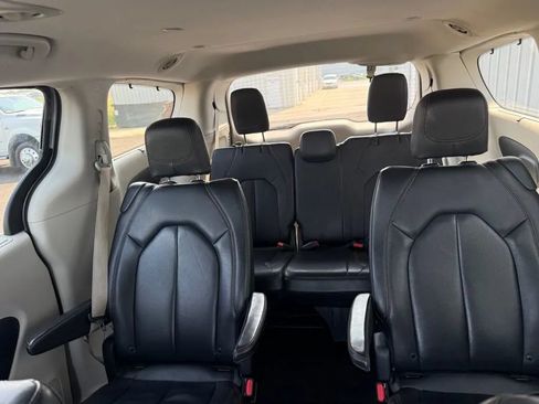Used 2019 Chrysler Pacifica Touring-L FWD image 19