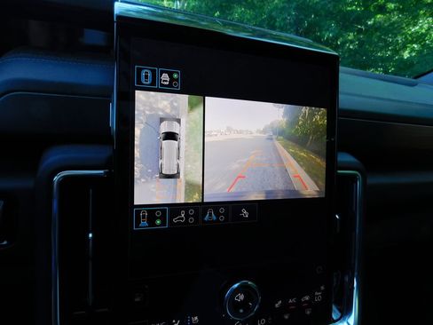 Used 2025 GMC Yukon Denali w/ Sun & Power Step Package AWD/4WD image 11