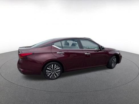 Used 2025 Nissan Altima 2.5 SV FWD image 14