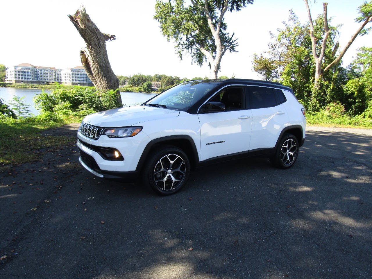 Used 2024 Jeep Compass Limited AWD/4WD image 2