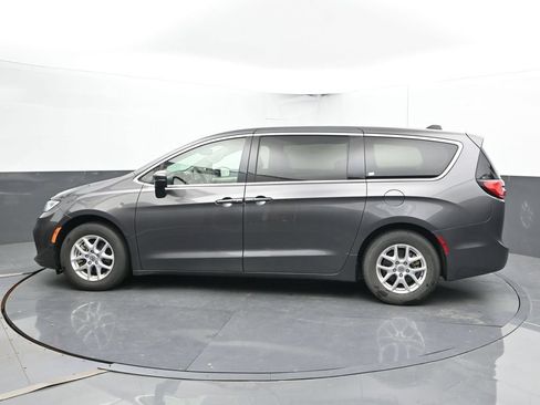 Used 2023 Chrysler Pacifica Touring-L FWD image 9