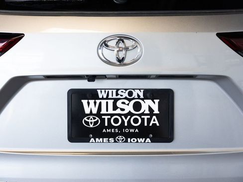 Used 2024 Toyota Highlander LE AWD/4WD image 6
