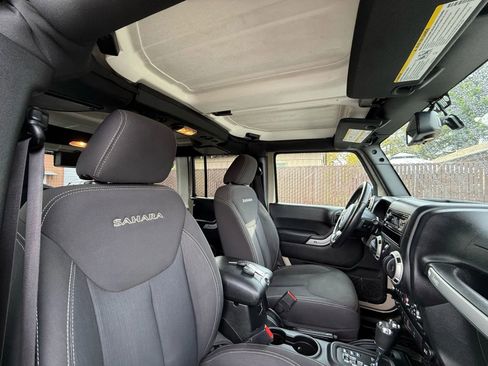 Used 2016 Jeep Wrangler Unlimited Sahara w/ Connectivity Group image 28