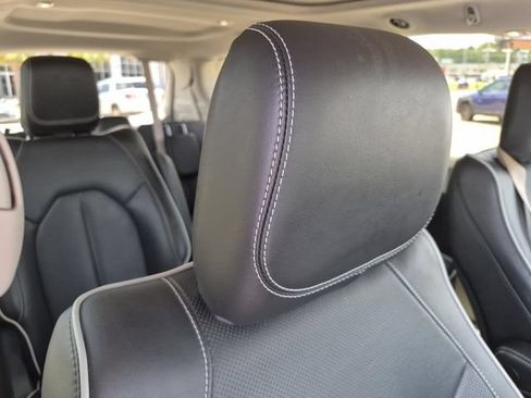 Used 2022 Chrysler Pacifica Limited FWD image 14