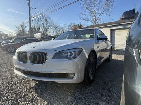 Used 2009 BMW 750i image 2