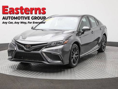 Used 2024 Toyota Camry SE image 1