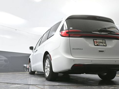Used 2022 Chrysler Pacifica Touring-L FWD image 29