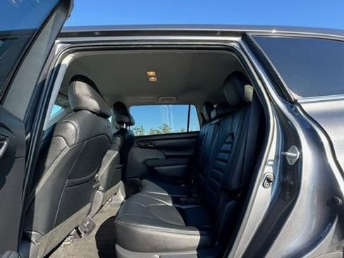 Used 2023 Toyota Highlander L FWD image 18