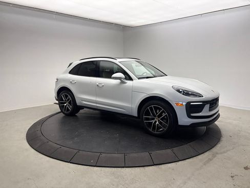 Certified 2023 Porsche Macan AWD/4WD image 7