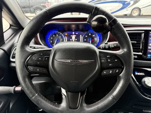 Used 2020 Chrysler Pacifica Touring-L FWD image 36