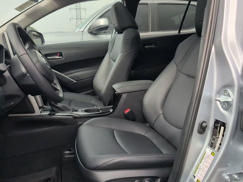 Used 2025 Toyota Corolla Cross XLE image 4