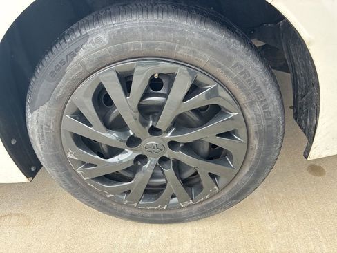 Used 2020 Toyota Corolla LE FWD image 7