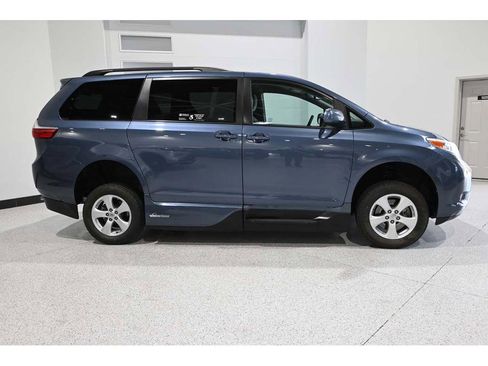 Used 2016 Toyota Sienna LE FWD image 5
