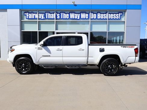Used 2016 Toyota Tacoma TRD Sport w/ Towing Package AWD/4WD image 7