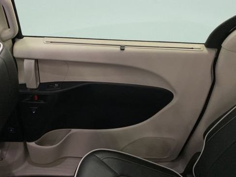 Used 2024 Chrysler Pacifica Limited FWD image 38