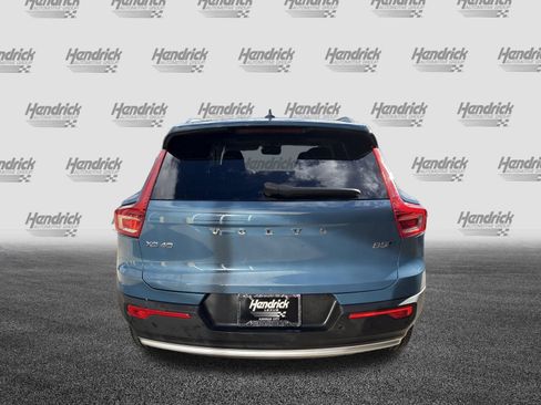 Used 2025 Volvo XC40 B5 Plus image 9