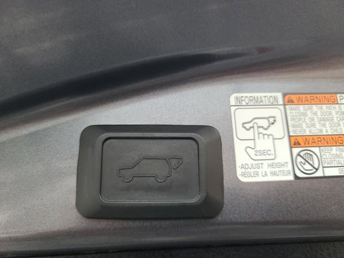 Used 2017 Toyota RAV4 XLE FWD image 21