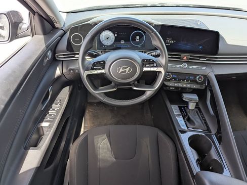 Used 2025 Hyundai Elantra SEL FWD image 28