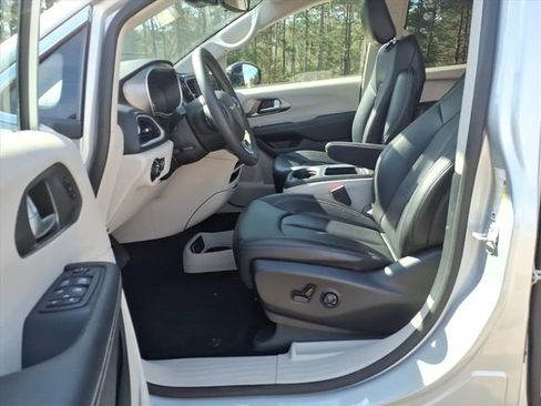 Used 2024 Chrysler Pacifica Touring-L image 12