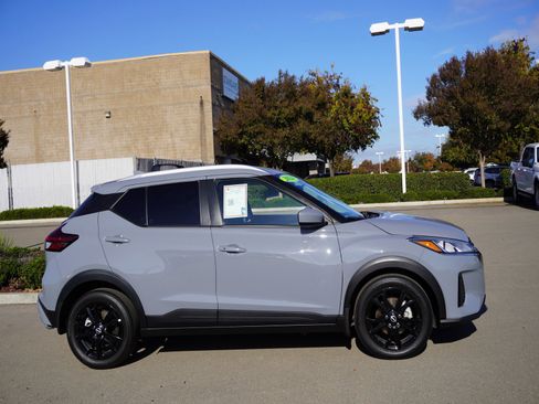 Used 2024 Nissan Kicks SV w/ Exterior Package image 4