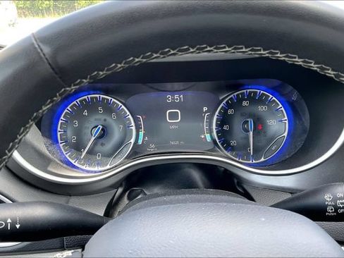 Used 2023 Chrysler Pacifica Touring-L FWD image 12
